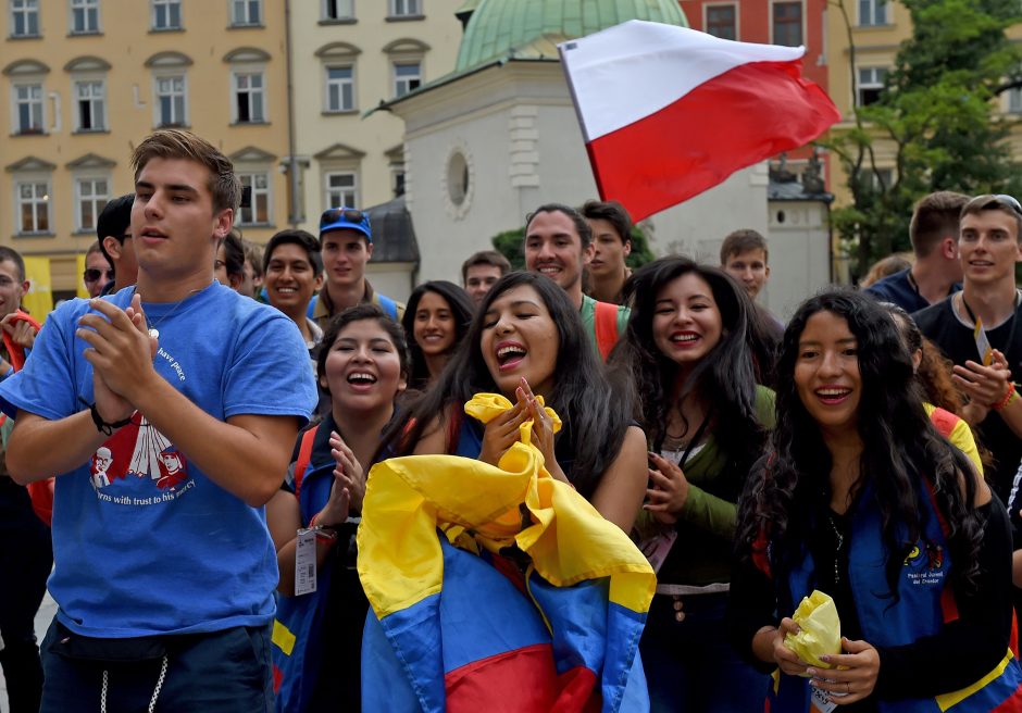 Lenkija skatina jaunimą: netaikys pajamų mokesčio?