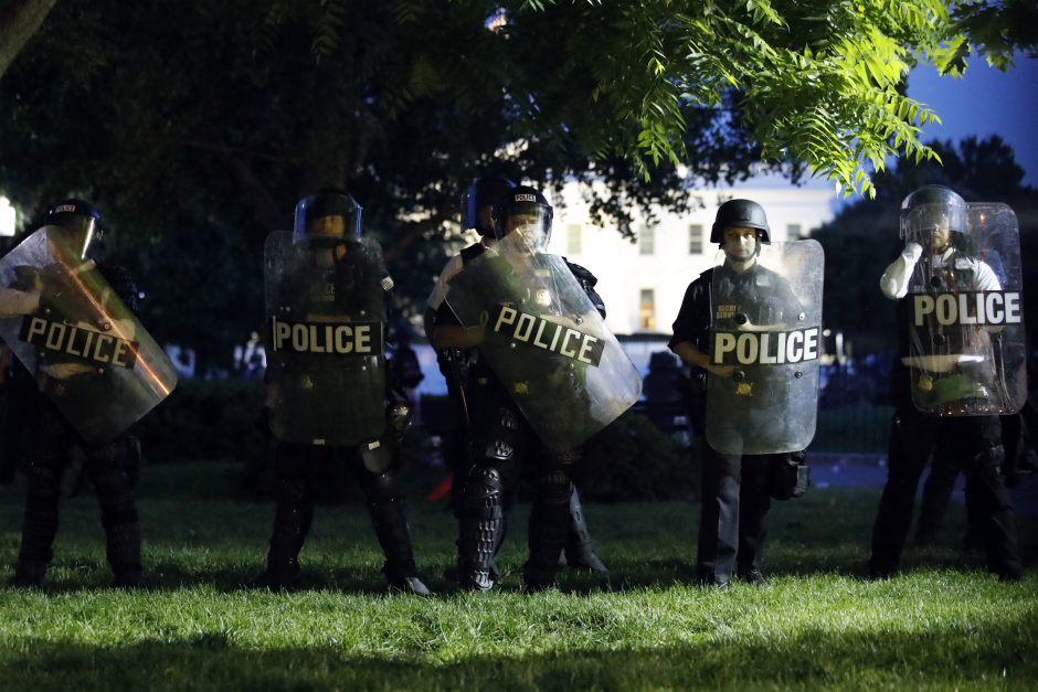 JAV tęsiantis smurtiniams protestams, prie Baltųjų rūmų įsiplieskė susirėmimai