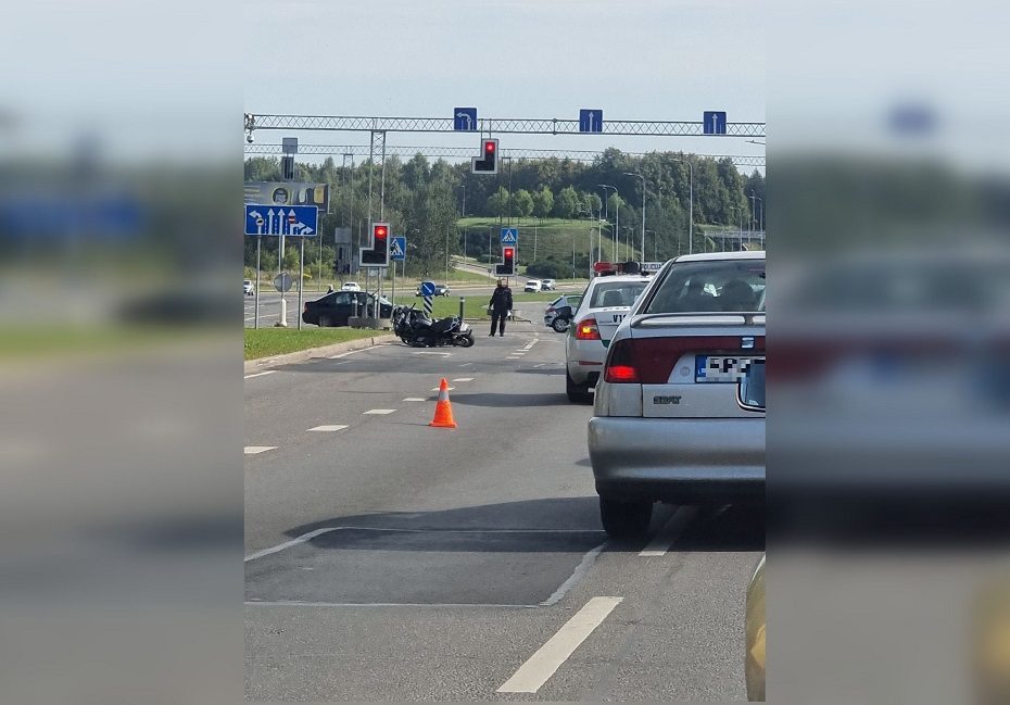Judrioje sostinės gatvėje – motociklo ir automobilio avarija: vairuotojai nesutarė dėl kaltės