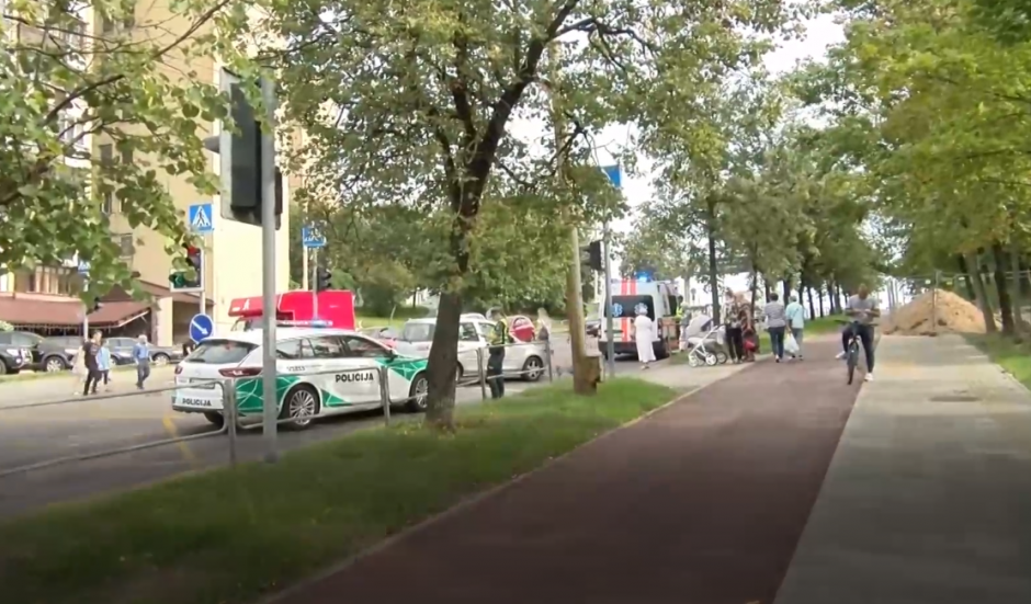 Vilniuje pėsčiųjų perėjoje automobilis parbloškė senolę