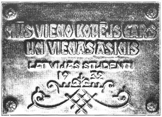 Į VDU sugrįžo beveik prieš 90 metų latvių studentų dovanota atminimo lenta