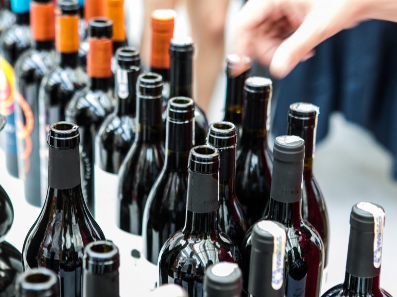 Atidėtas siūlymas į taromatus rinkti vyno ir degtinės butelius