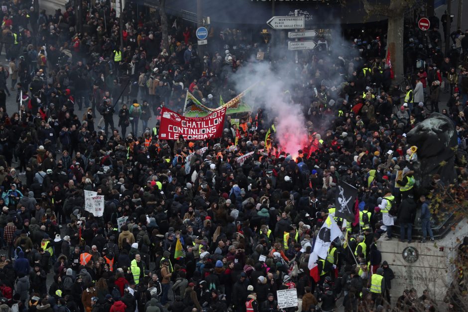 Prancūzijos profsąjungos vėl rengia masines demonstracijas prieš pensijų reformą
