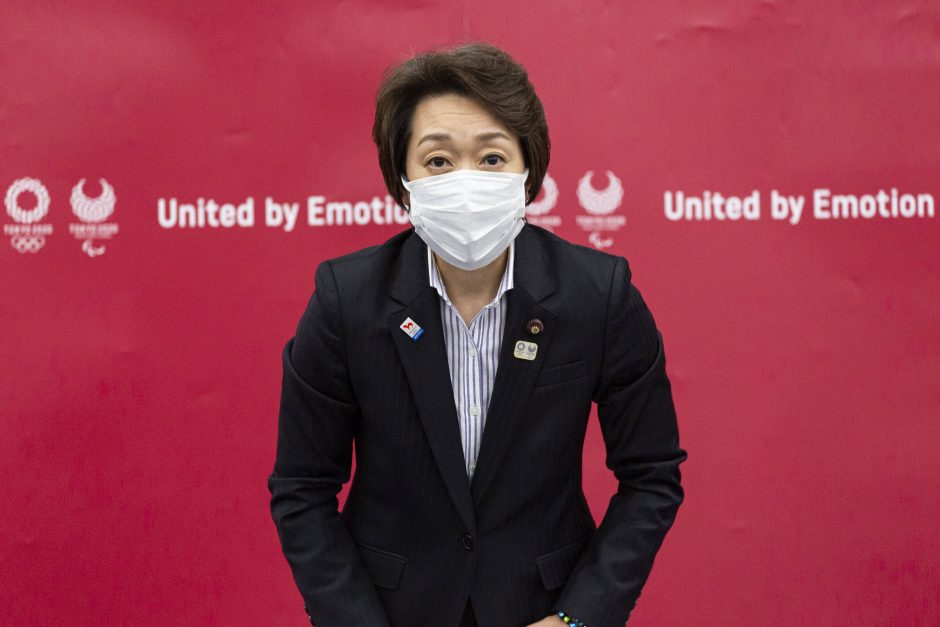 Naujoji Tokijo olimpiados vadovė žada atgauti pasitikėjimą po ginčo seksizmo klausimu