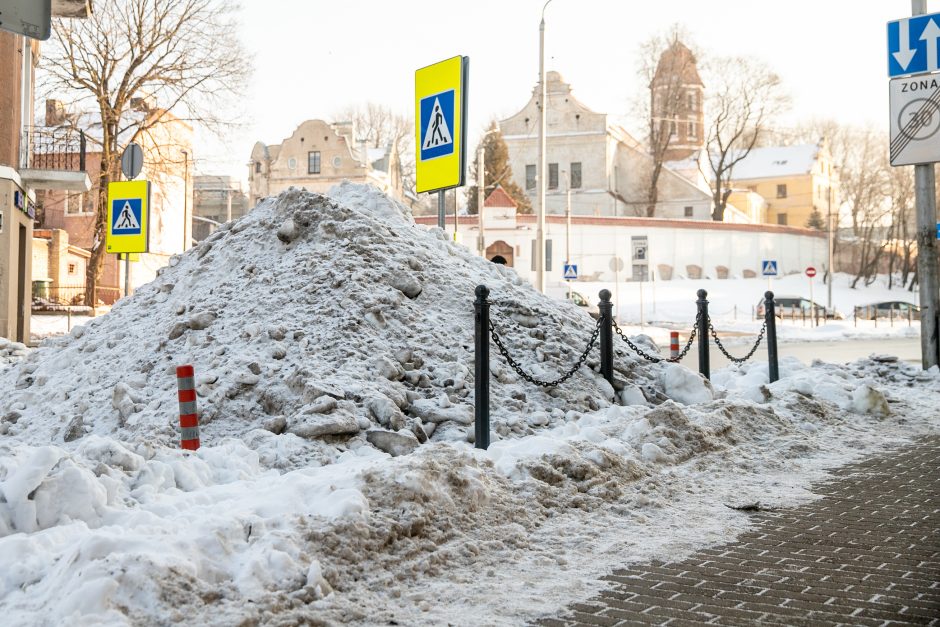Vairuotojai įspėja neprarasti budrumo: Kauno gatvėse sniego kalnai užstoja pėsčiųjų perėjas