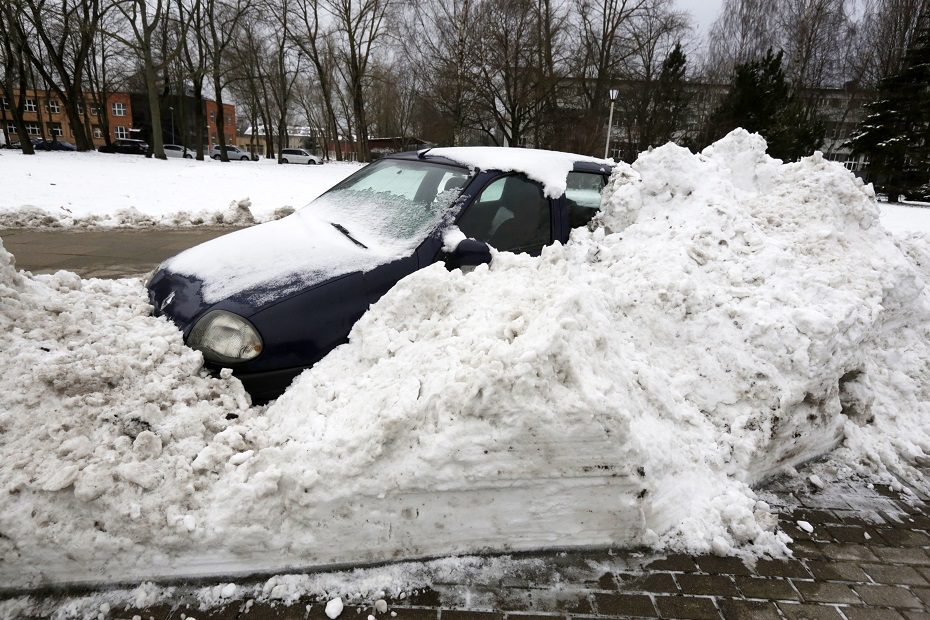 Staigmena – sniego barikados: kas ir nuo ko saugo automobilį?