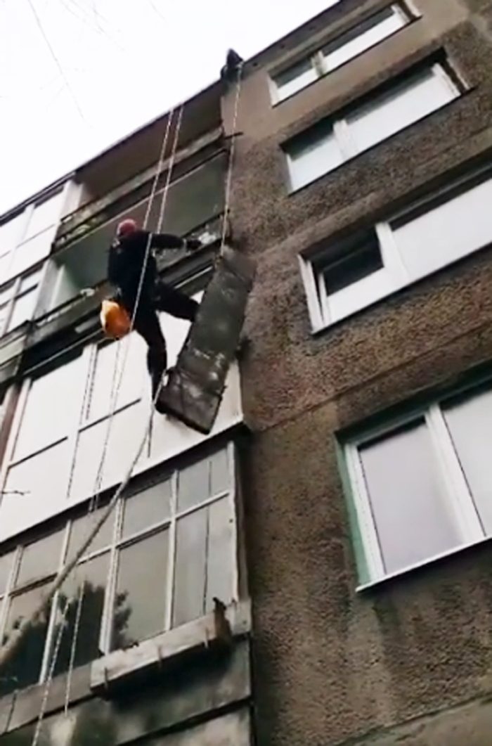 Gelbėtojams – nekasdienė užduotis: pjovė nuo daugiabučio balkono atplyšusią gelžbetonio konstrukciją