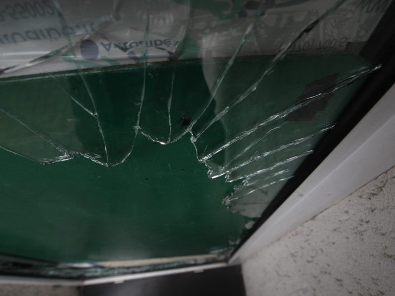 Incidentas Marijampolėje: moteris akmeniu išdaužė policijos komisariato langą