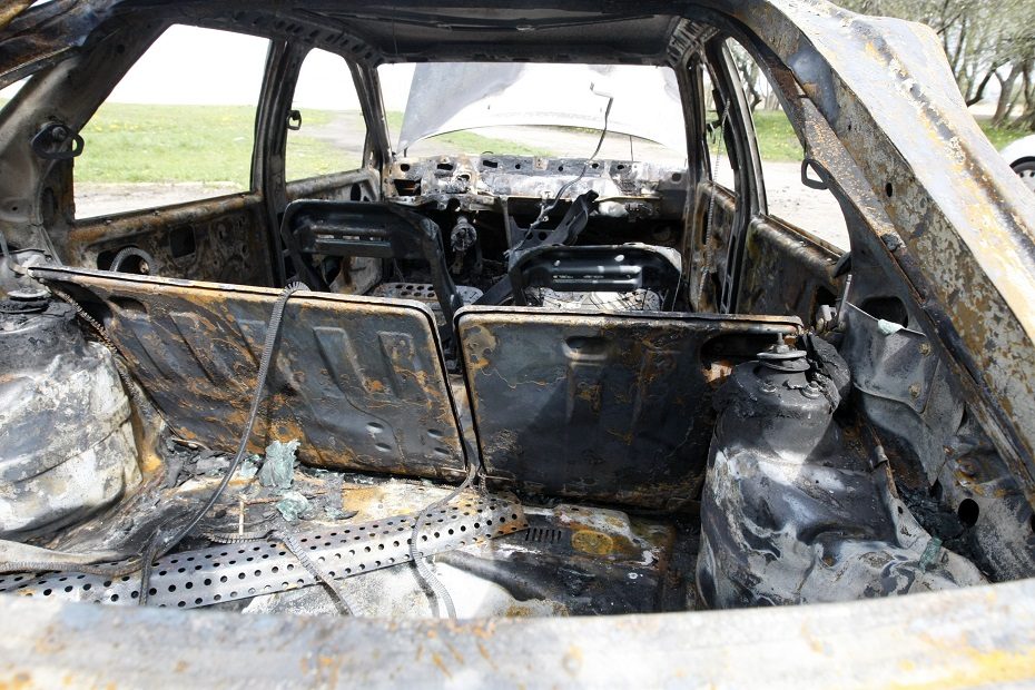 Klaipėdos pareigūnai aiškinasi, kas ir kodėl padegė sodybos kieme stovėjusį automobilį