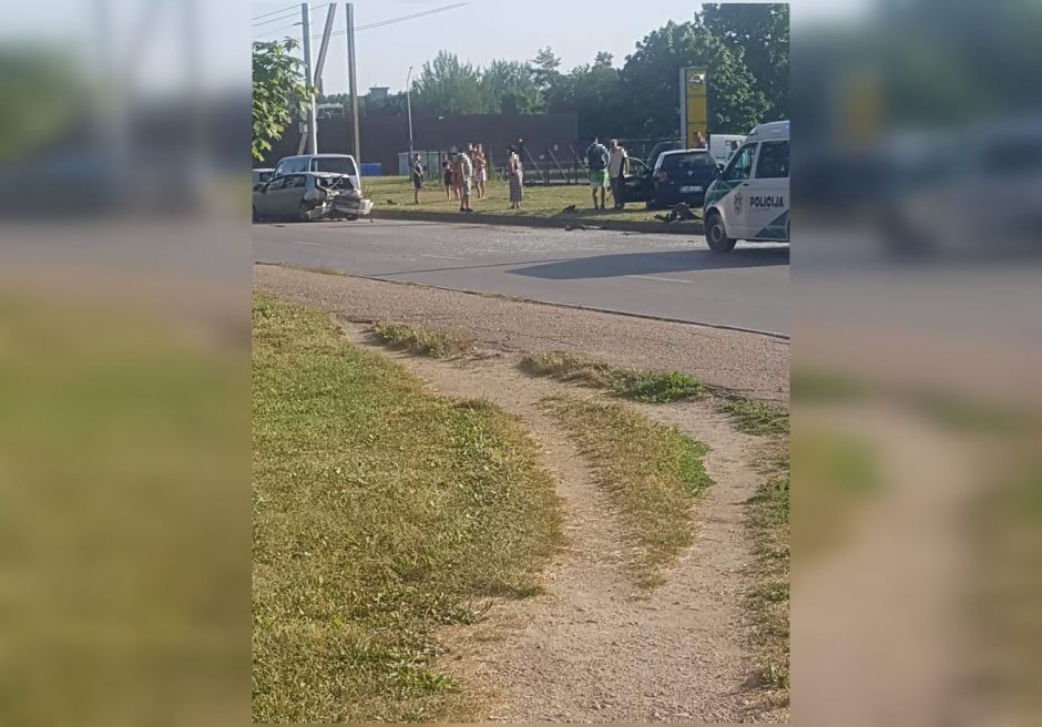 Eiguliuose susidūrė du automobiliai: moteris išvežta į Kauno klinikas