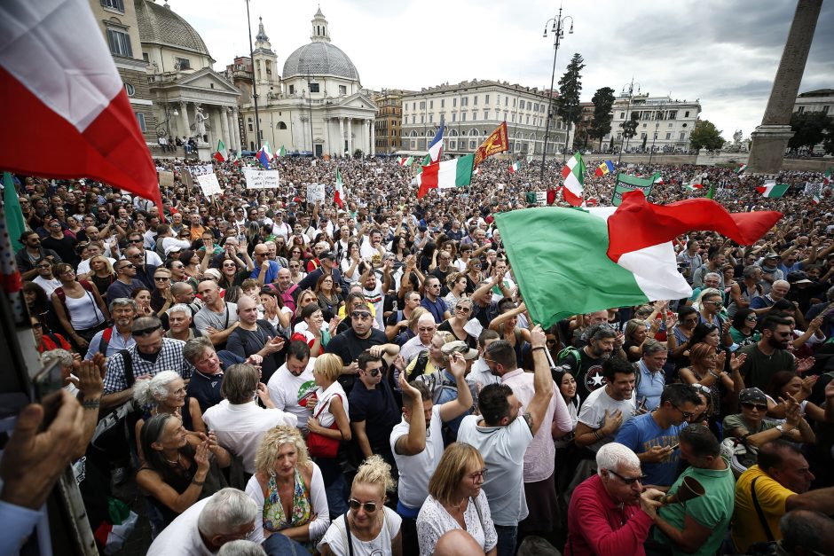Romoje tūkstančiai žmonių protestavo prieš COVID-19 pasą