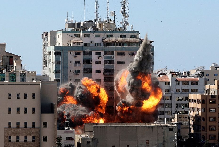 Izraelis smogė pastatui Gazos Ruože, kuriame įsikūrę AP ir „al Jazeera“ biurai