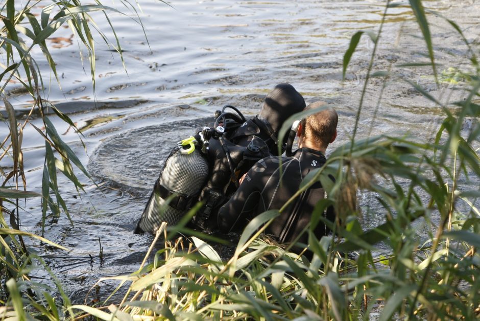 Šalčininkų rajone tęsiama iš valties iškritusių dviejų vyrų paieška