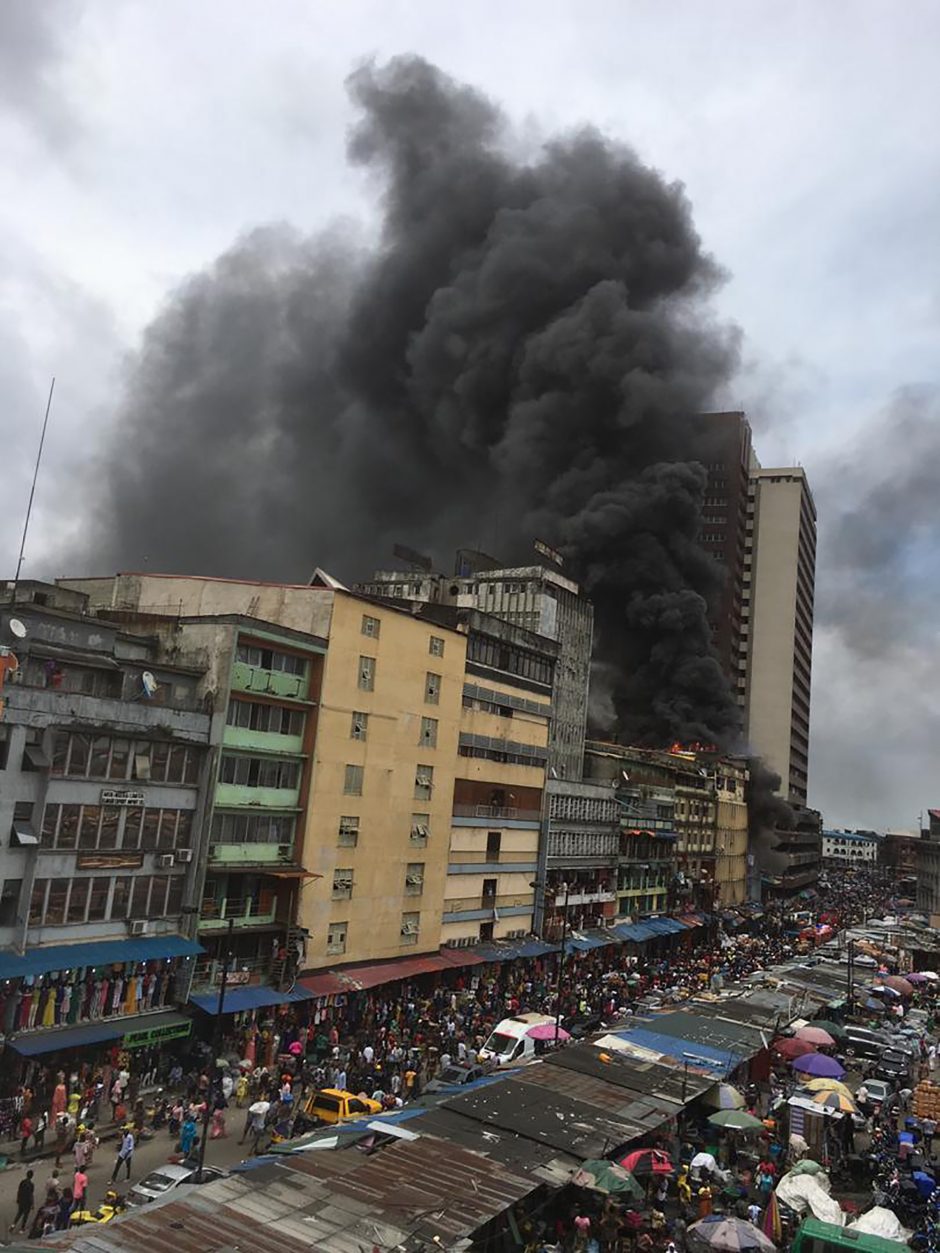 Nigerijos ugniagesiai kovoja su didžiuliu gaisru Lagoso turguje
