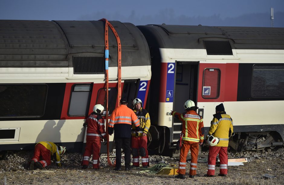 Šveicarijos stotyje traukinys rėžėsi į atramą: sužeista dvylika žmonių