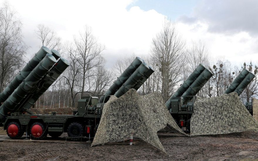 Į Turkiją atkeliavo pirmoji rusiškų raketų sistemų S-400 siunta, NATO reiškia nerimą