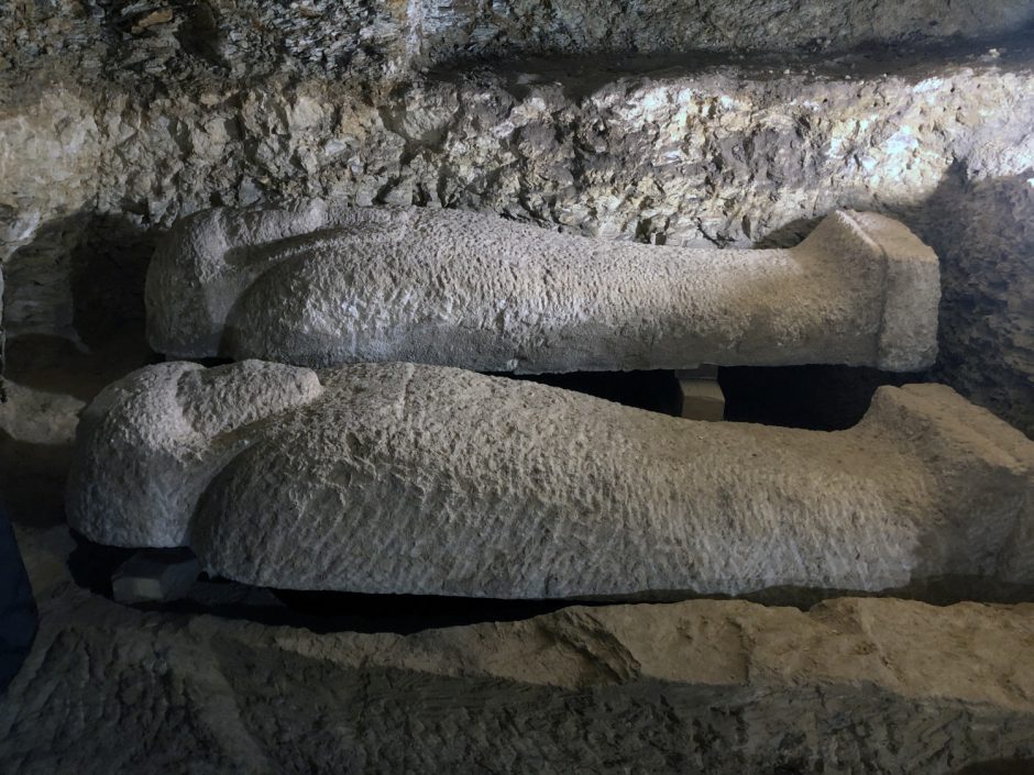 Egipte rastos beveik 3 tūkst. metų senumo kapavietės su sarkofagais