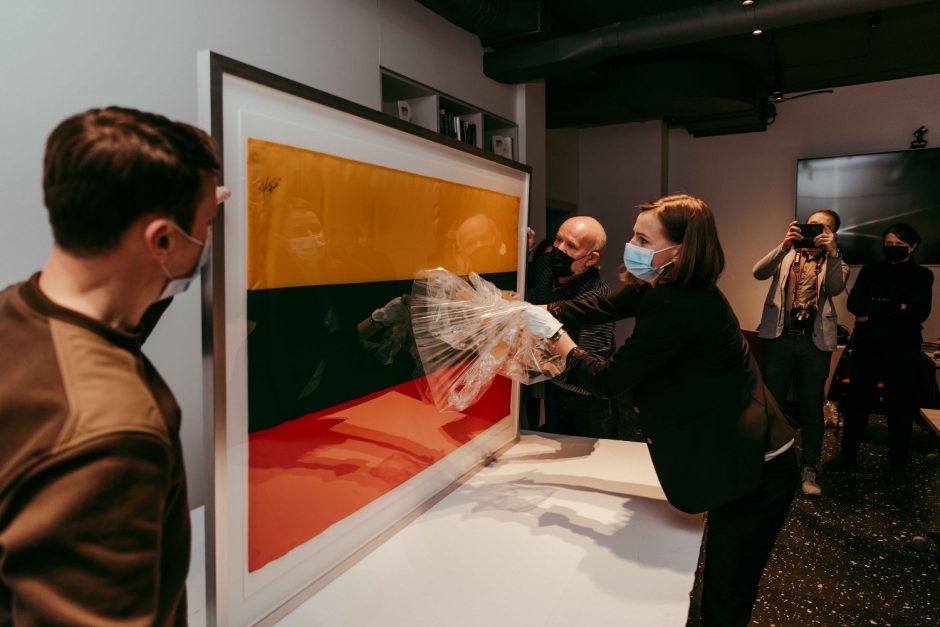 Kosmose pabuvusi Lietuvos vėliava bus saugoma Etnokosmologijos muziejuje
