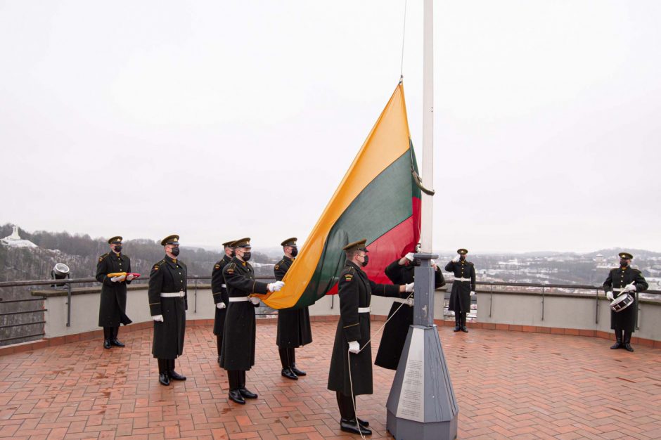 Lietuvos vėliavos dieną sostinės Gedimino pilies bokšte iškilmingai iškelta trispalvė