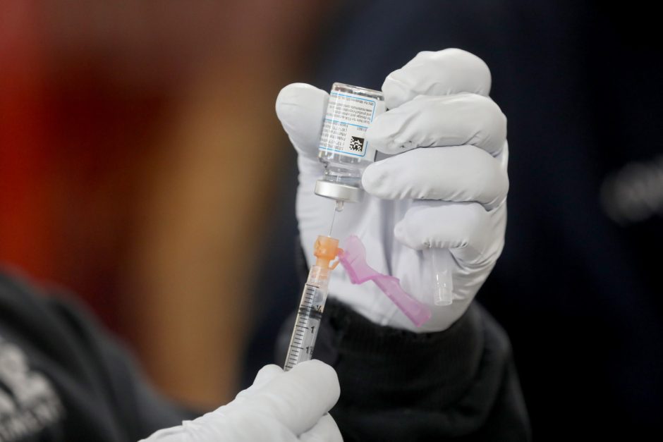 JAV: svarstoma galimybė mažinti „Moderna“ vakcinos dozę, kad būtų paskiepyta daugiau gyventojų