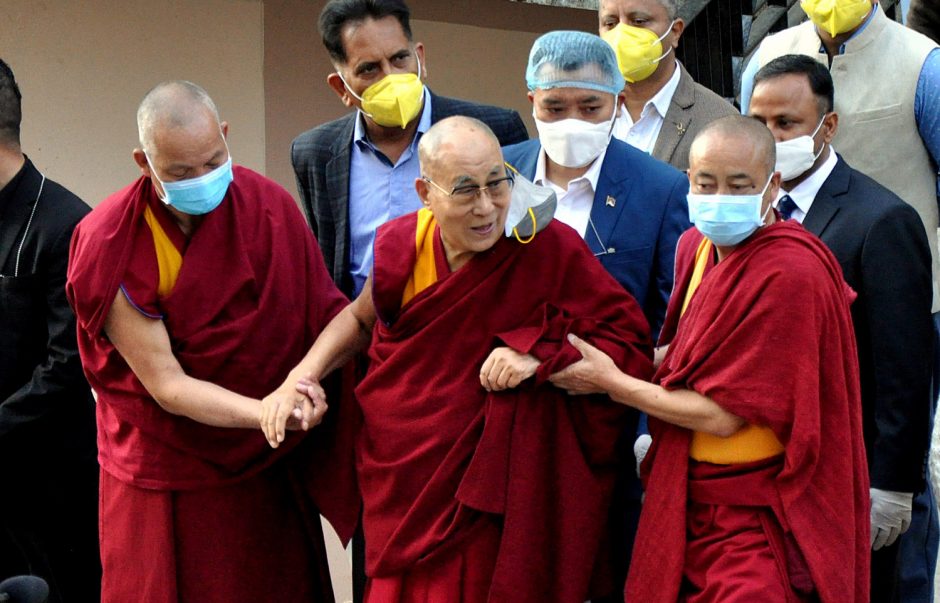 Dalai Lama pasiskiepijo nuo COVID-19 ir paragino kitus nedvejoti