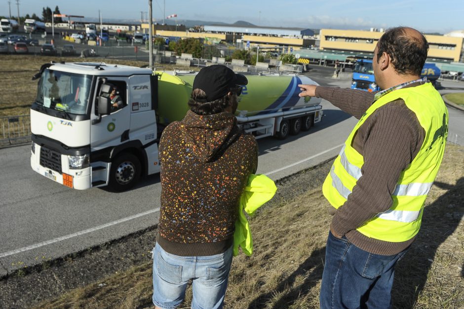 Portugalijoje prasidėjo benzinvežių vairuotojų streikas: neveikia šimtai degalinių