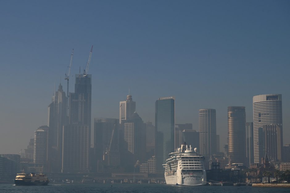 Liepsnos ryja Australijos krūmynus: oro užterštumas Sidnėjuje pasiekė pavojingą lygį