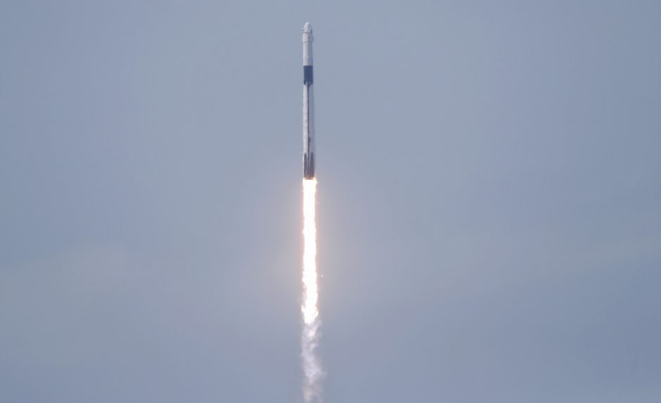 „SpaceX“ raketa su dviejų JAV astronautų įgula pradėjo istorinį skrydį