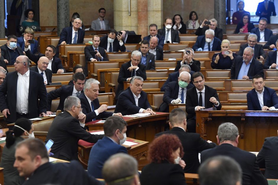 Vengrijos parlamentas priėmė ginčytiną įstatymą, išplečiantį premjero galias