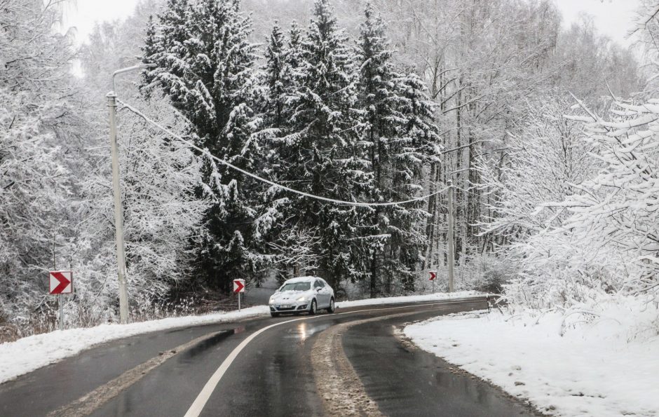 Būkite budrūs: keliuose yra slidžių ruožų, naktį numatomas sniegas ir plikledis