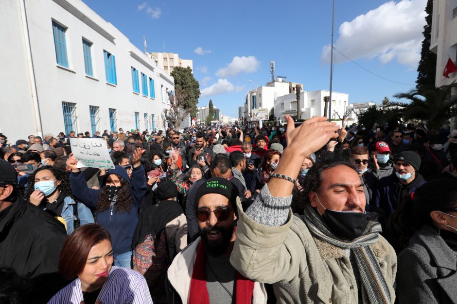 Tunisas: protestuotojai mėgina šturmuoti parlamentą
