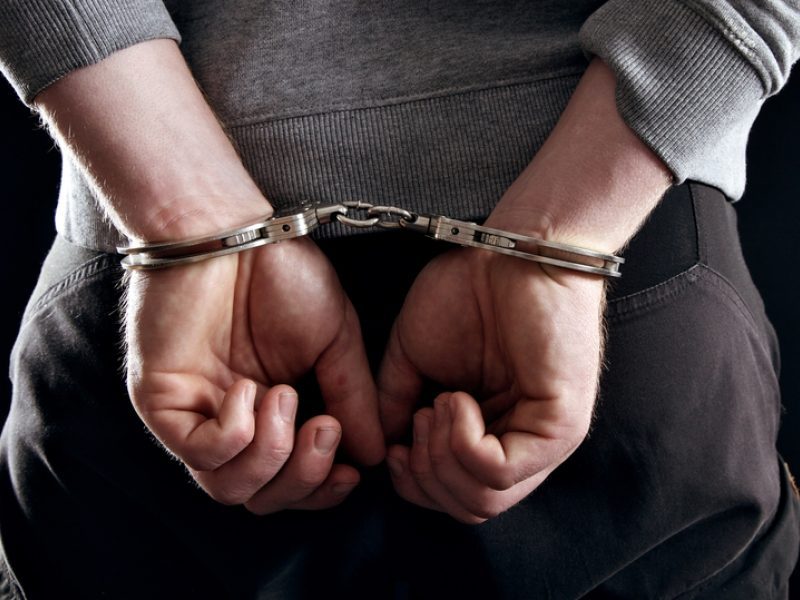Trys vyrai pranešė policijai apie netinkamą paauglių elgesį, o buvo sulaikyti patys