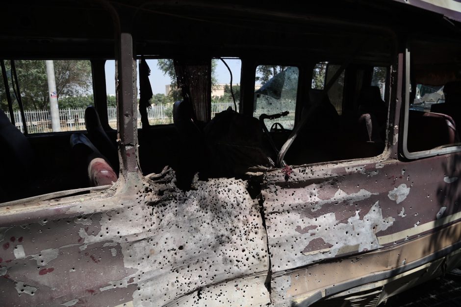 Afganistane autobusas kliudė pakelės bombą: dešimtys žuvusių ir sužeistų žmonių