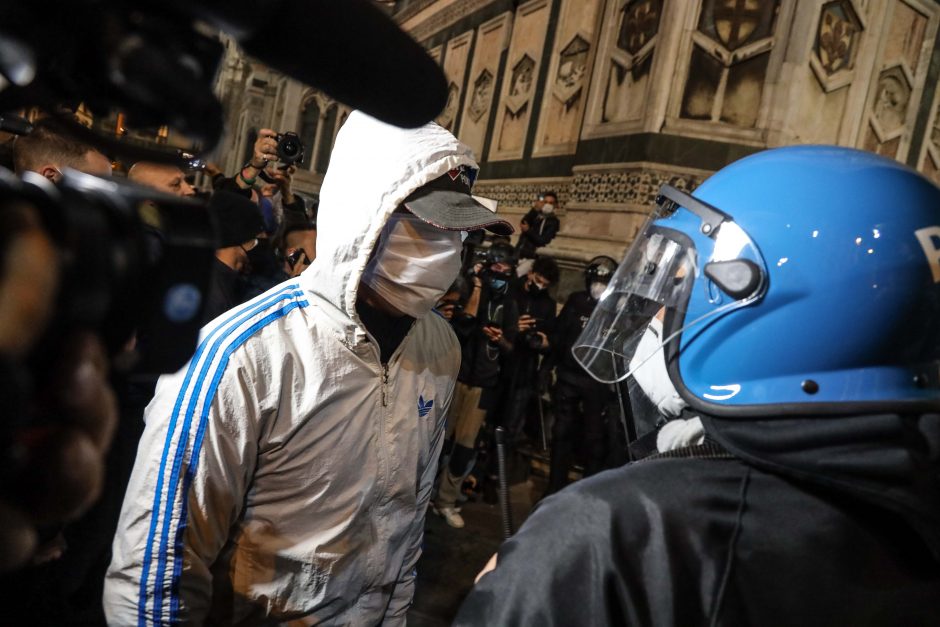 Italijos valdžiai svarstant naujus suvaržymus, Florencijoje prasiveržė smurtas