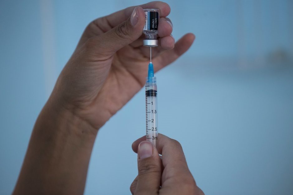 Lietuvoje išmetamos dešimtys vakcinų nuo COVID-19 dozių: prašo leisti laisviau naudoti likučius