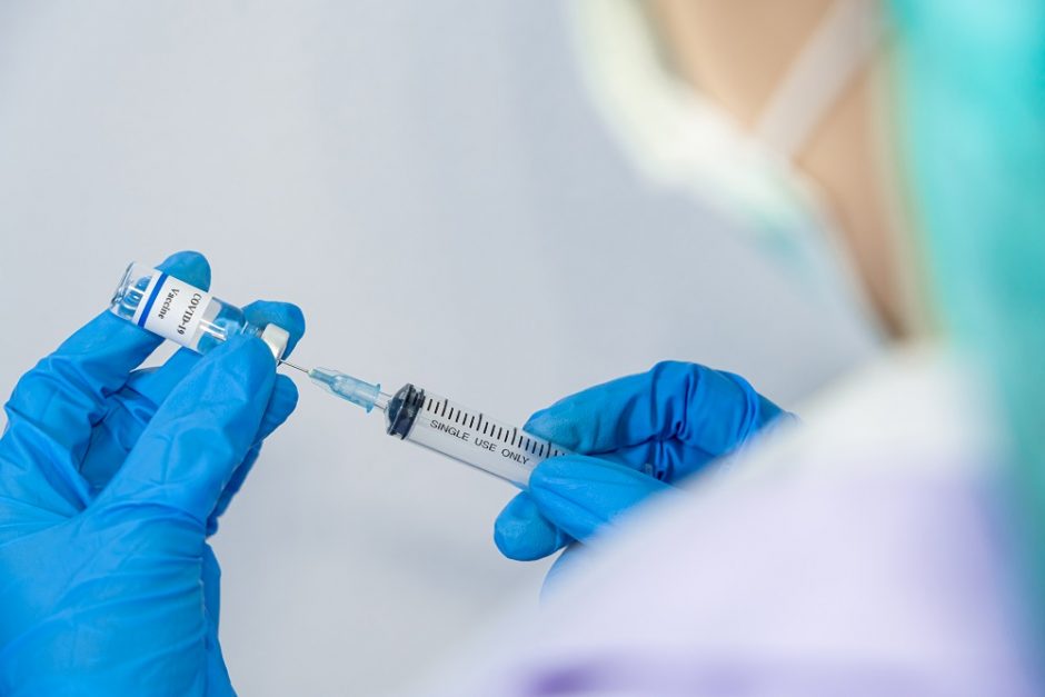 Kauno poliklinikos vadovas atmeta kritiką dėl nepanaudotų vakcinų: sunaikinta vos 31 vakcinos dozė