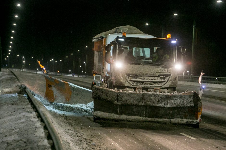 Vairuotojai, dėmesio: eismo sąlygas sunkina pustymas, naktį vietomis snigs