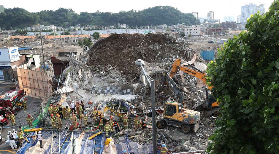 Pietų Korėjoje sugriuvus pastatui žuvo devyni žmonės, dar aštuoni nukentėjo