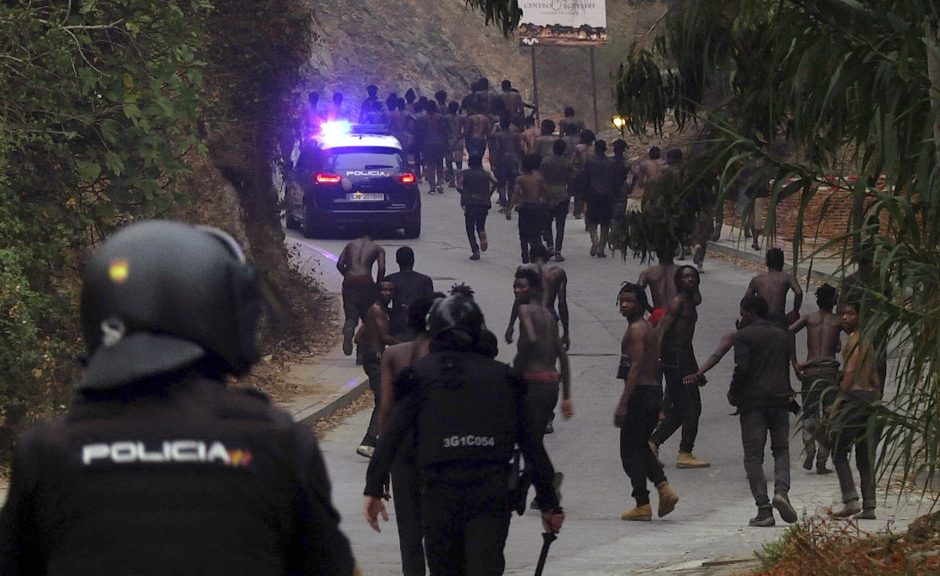 Į Ispanijos Seutos anklavą prasiveržė autofurgonas su pusšimčiu migrantų
