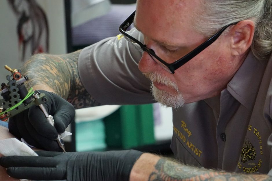103-ejų amerikietė pasidarė pirmą savo tatuiruotę