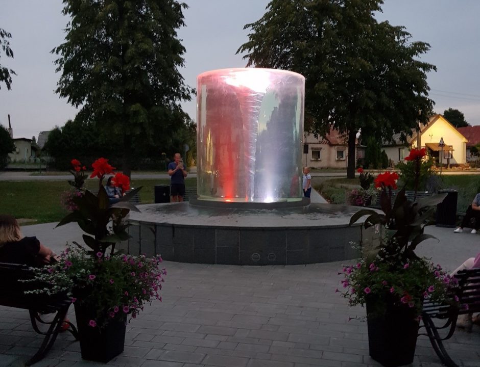Išreiškia palaikymą: Lietuvos fontanai nušvito Baltarusijos vėliavos spalvomis