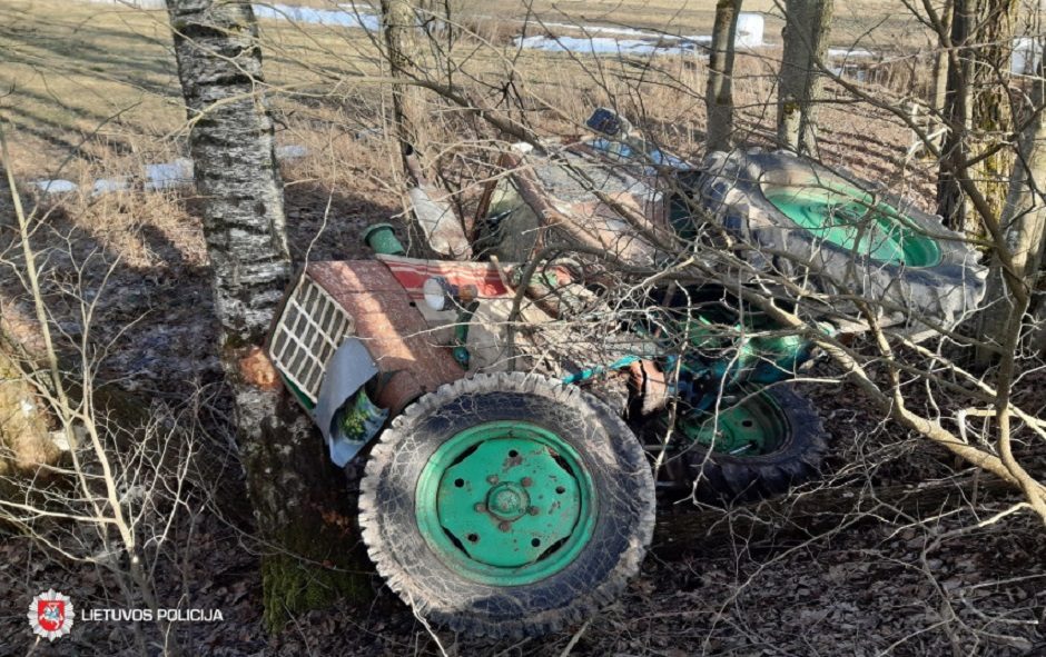 Kupiškio rajone beteisio ir neblaivaus traktoriaus vairuotojo kelionė baigėsi smūgiu į medį