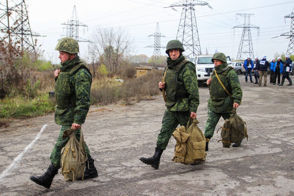 Artėjant svarbiam viršūnių susitikimui Ukrainos konflikto šalys atitraukia pajėgas