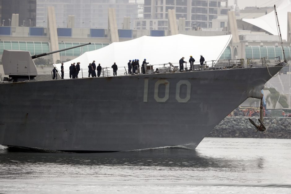Į uostą dėl COVID-19 protrūkio sugrįžo dar vienas JAV karinio jūrų laivyno laivas