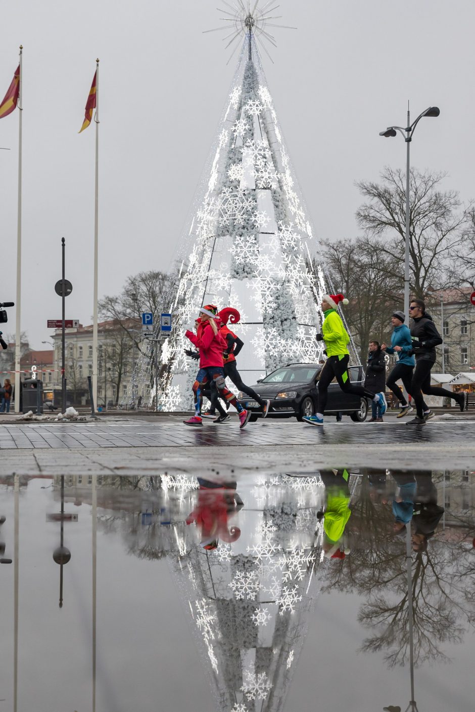 Vilniuje surengtame šventiškame bėgime gera nuotaika dalijosi šimtai pasipuošusių bėgikų