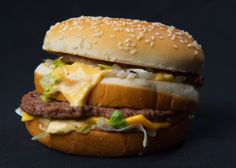 „Big Mac“ mėsainio neįveikia net išlydytas varis?
