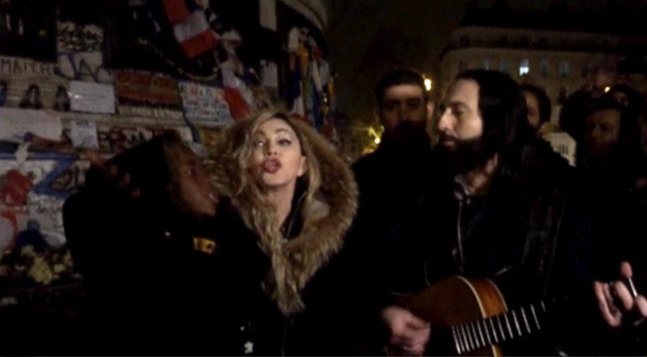 Madonna Paryžiuje pagerbė išpuolių aukas