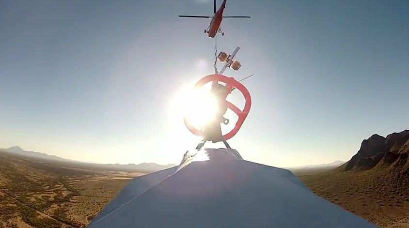 Iš arčiau: skrydis ant didžiausio pasaulyje popierinio lėktuvėlio 