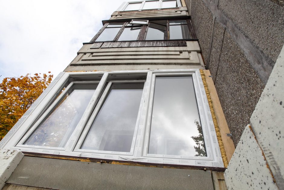 Pro balkoną Šiaurės prospekte iškritusi mergaitė išvežta į Kauno klinikas