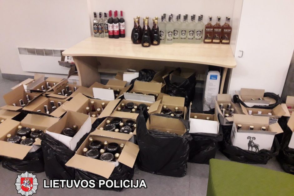 Pandeminiais 2020-aisiais smarkiai išaugo į Lietuvą įvežama alkoholio kontrabanda